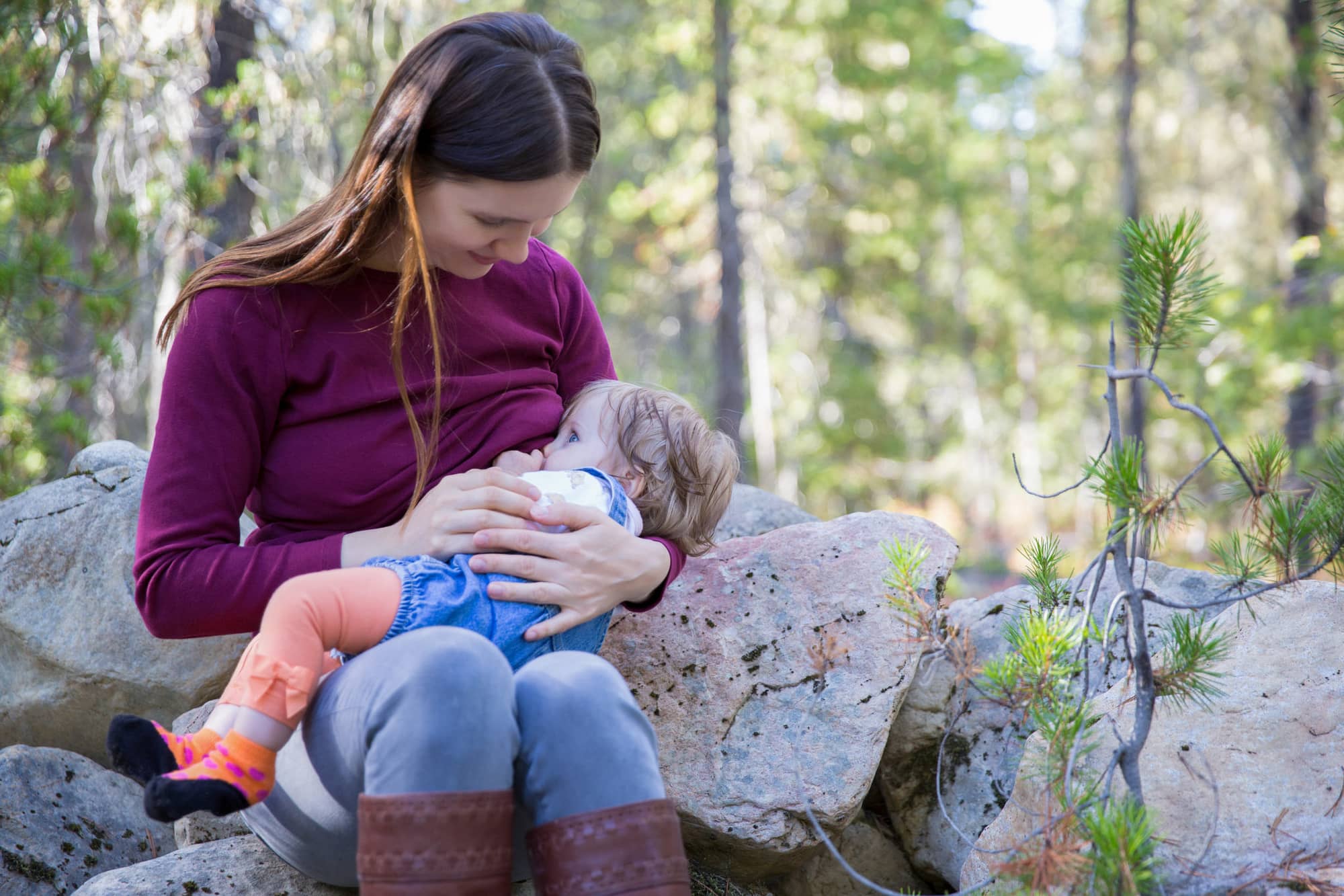 Видео молодая мама ею. Breastfeeding Baby outdoors. Extended Breastfeeding.